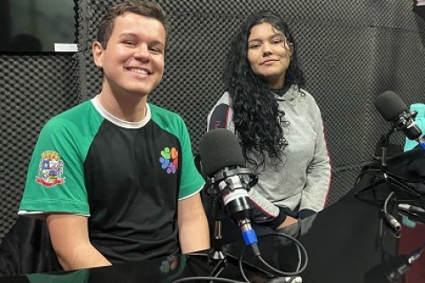 Finalizando campanha anual ‘Maio Laranja’, atendidos participam de roda de conversa em estúdio da instituição