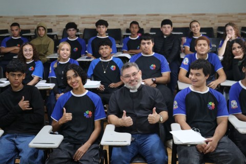 Palestra "Desafiando Gigantes" com Padre Marcos